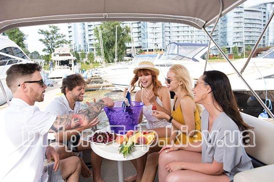 Катер "Party Cruiser"