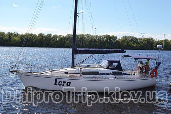 Яхта Лора